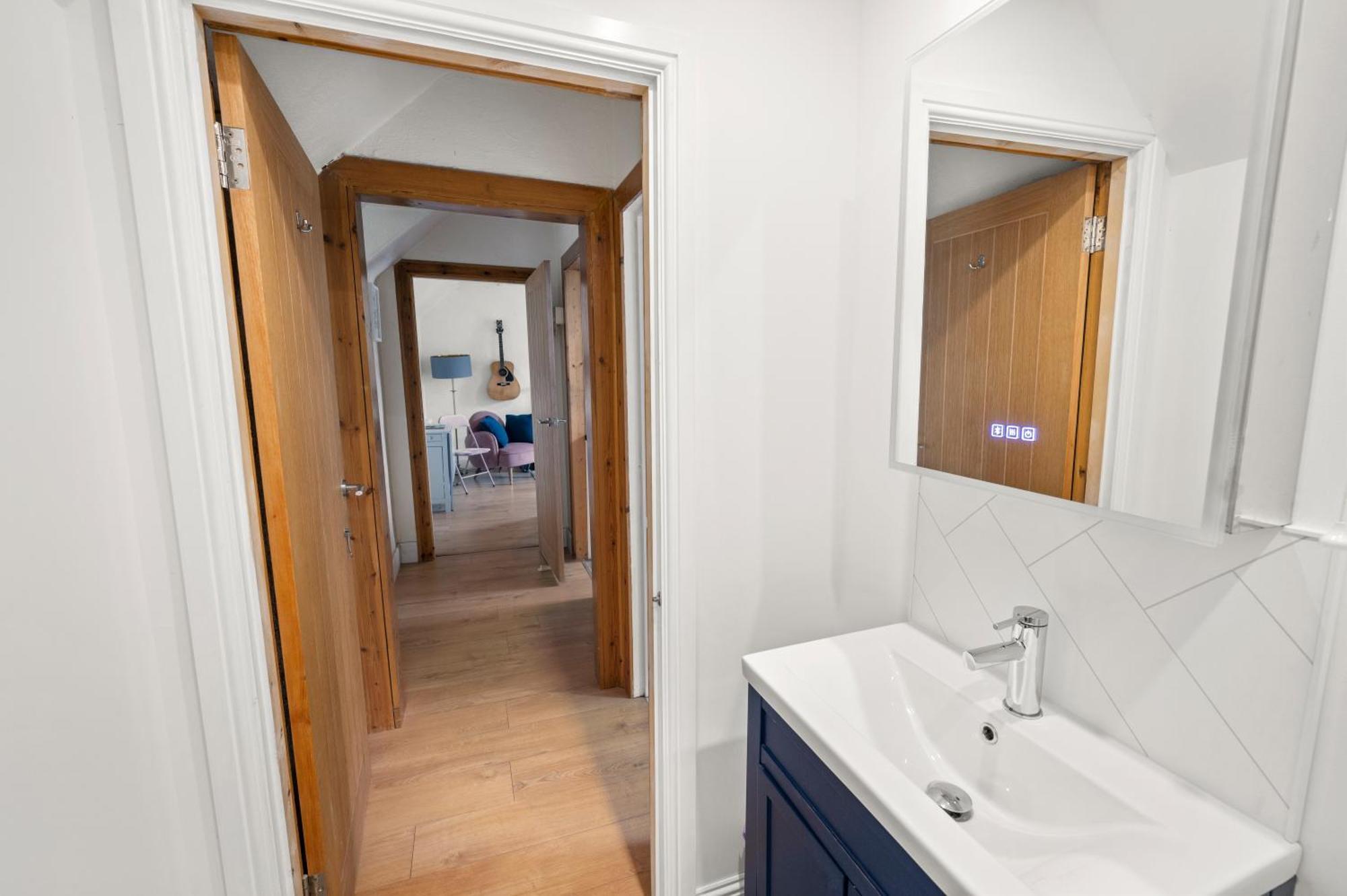 Charming Apt Nr Centre - Terrace & Street Parking Оубън Екстериор снимка